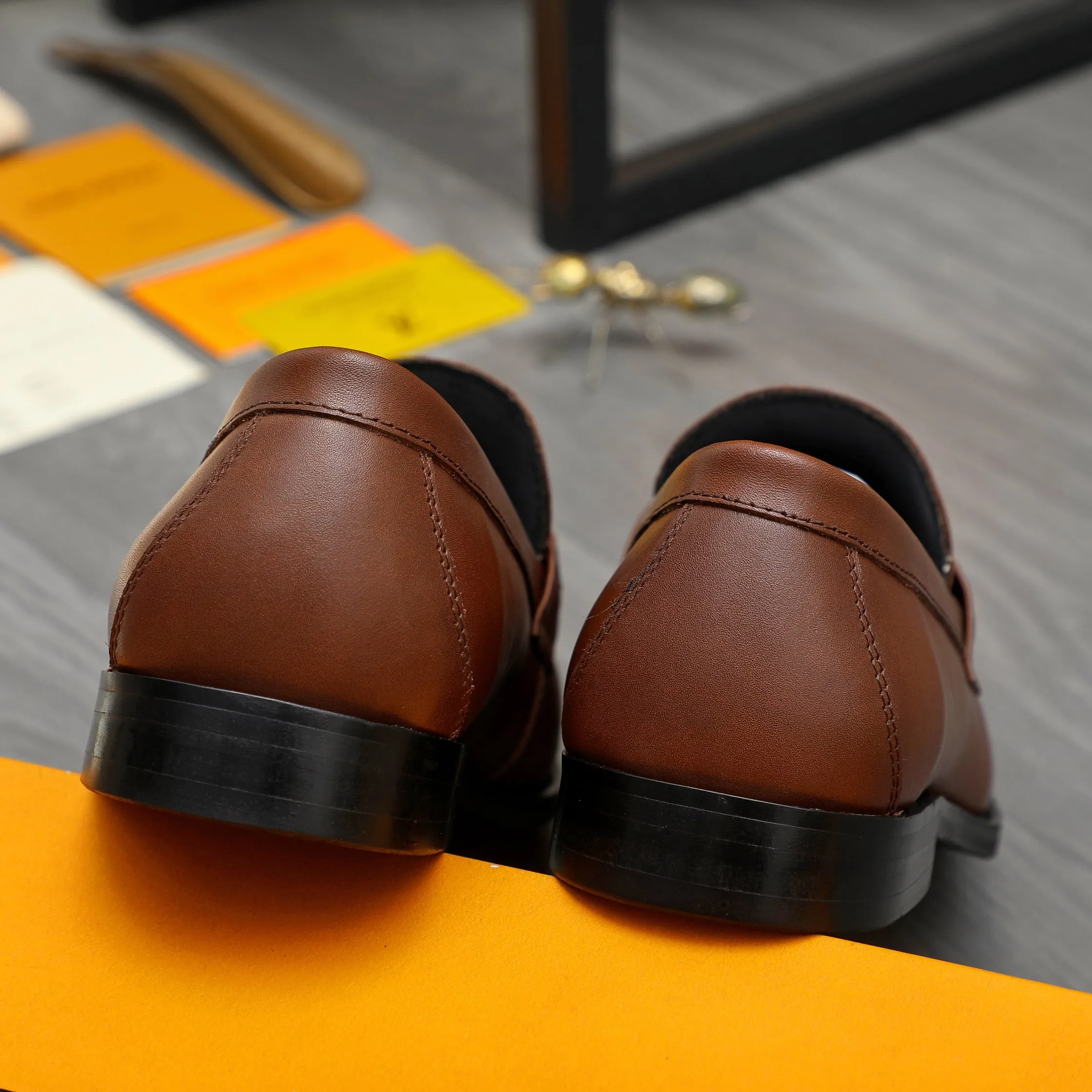 Men's shoes 💰p460 Product trademark: LV (Louis Vuitton) business slip-on leather shoes. Regular size: 38-45 (45 is custom-made and non-returnable) Product materials: Selected high-quality embossed cowhide upper, cowhide lining, original rubber outsole